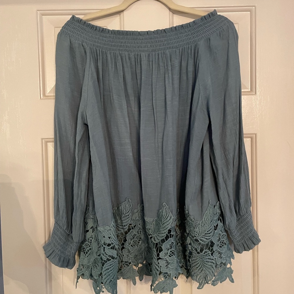 SHE AND SKY OFF SHOULDER TOP